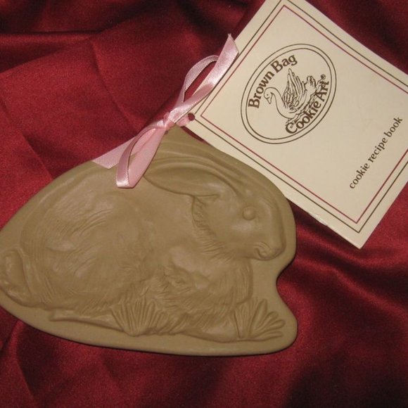 VINTAGE 1986 BROWN BAG COOKIE ART RUNNING RABBIT DESIGN CERAMIC COOKIE MOLD - Picture 2 of 7